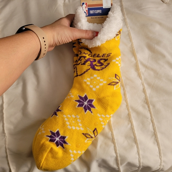 NBA Lakers Holiday Footy Slippers SZ 6-10 - Picture 1 of 5